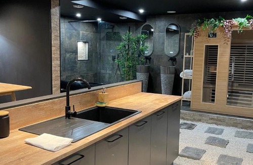 Clermont Ferrand City Centre Apartment | Spa & Love Exotic - Balnéo - Sauna - Parking