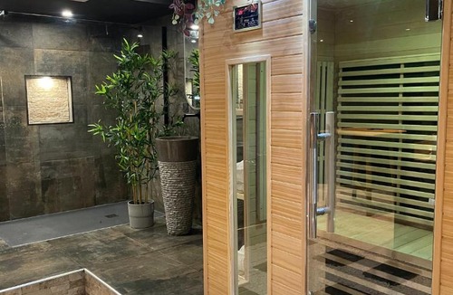 Clermont Ferrand City Centre Apartment | Spa & Love Exotic - Balnéo - Sauna - Parking
