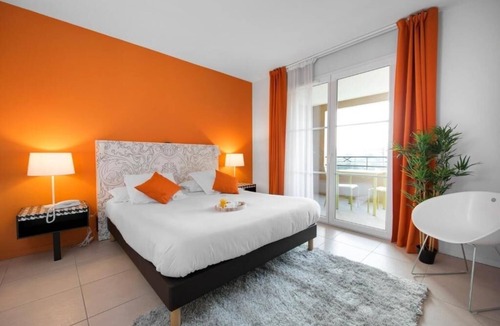 Mougins Hotel | Spacious 2BR Flat with 2 Bathrooms & Full Kitchen | Near Local Tennis Courts