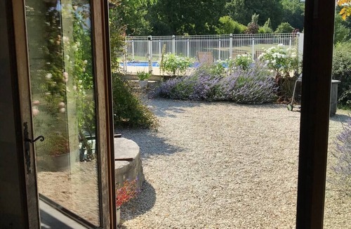 Bonnes House | Spacious Barn Conversion for 12 , with swimming pool near Aubeterre-sur-Dronne