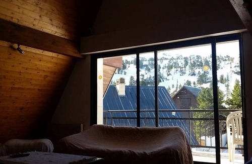 Arette Ski Chalet | Spacious Chalet for 10 with Free Parking, Ski Storage, and Modern Amenities