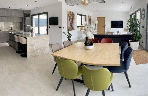 Chateauneuf-de-Gadagne Villa | Spacious and bright villa, private pool, parking