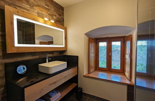 Saint-Privat-d'Allier Bed & Breakfast | Spacious suite with wellness, parking, wifi, in Saint-Privat-d'Allier