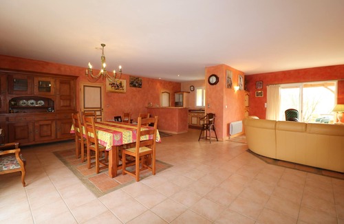 Castels House | Spacious holiday home with swimming pool, paddling pool close to river