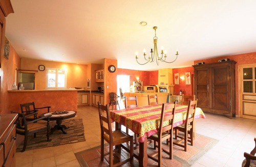 Castels House | Spacious holiday home with swimming pool, paddling pool close to river