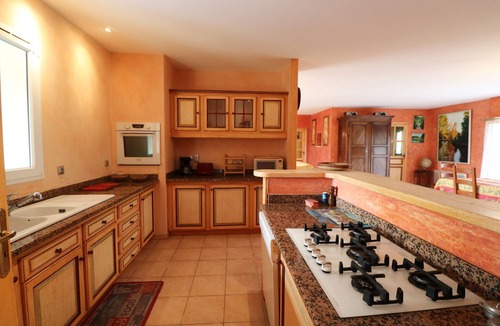Castels House | Spacious holiday home with swimming pool, paddling pool close to river
