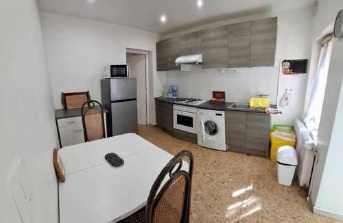 Thuir Apartment | Spacious holiday cottage and garden in the country