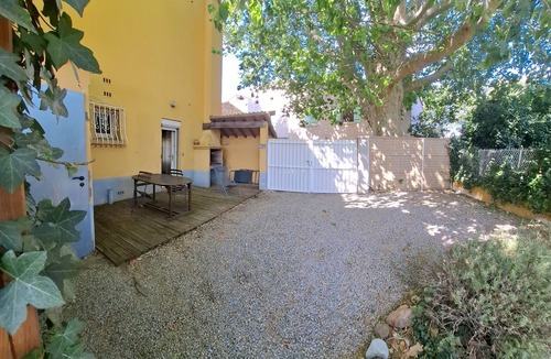 Thuir Apartment | Spacious holiday cottage and garden in the country