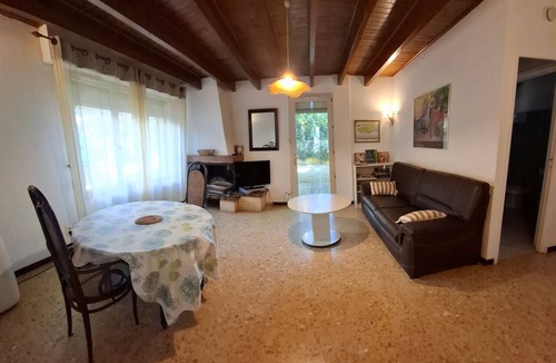 Thuir Apartment | Spacious holiday cottage and garden in the country