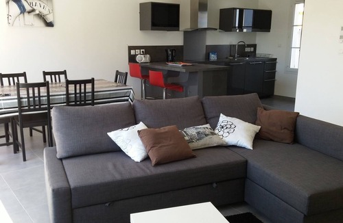Port District House | Spacious house with swimming pool 300 m from the beach