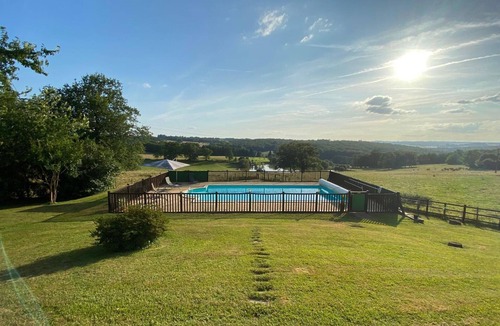 Lanouaille Cottage | Spacious house with private pool, wifi and parking in Lanouaille