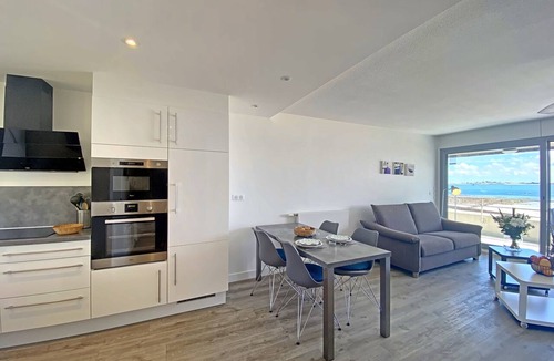 Larmor-Plage Apartment | Spacious studio with terrace, sea and shops 700m, private parking, Wi-Fi included