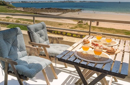 Larmor-Plage Apartment | Spacious studio with terrace, sea and shops 700m, private parking, Wi-Fi included
