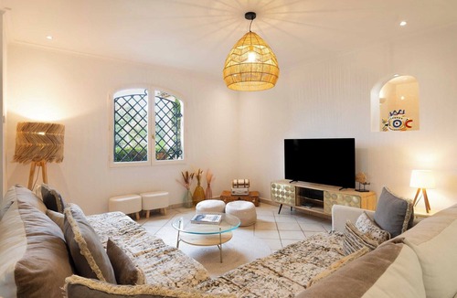 Sainte-Maxime - Saint-Tropez Apartment | Spacious Villa with Pool & A/C for 8 – Sea View
