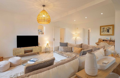 Sainte-Maxime - Saint-Tropez Apartment | Spacious Villa with Pool & A/C for 8 – Sea View
