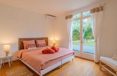 Sainte-Maxime - Saint-Tropez Apartment | Spacious Villa with Pool & A-C for 8 - Sea View