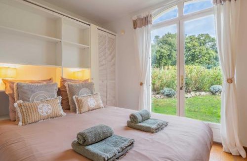 Sainte-Maxime - Saint-Tropez Apartment | Spacious Villa with Pool & A-C for 8 - Sea View