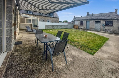 La Meaugon House | Spend a relaxing time in the beautifully located cottage.