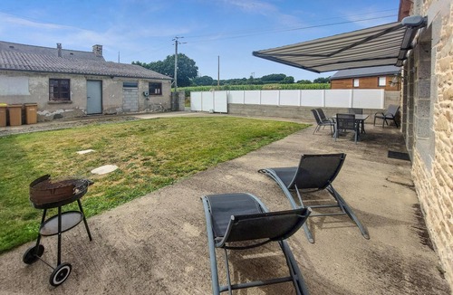 La Meaugon House | Spend a relaxing time in the beautifully located cottage.