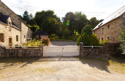 Guegon House | Stone cottage with modern interior & large private pool near to Josselin
