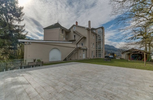 Arvillard Apartment | Studio '104' with shared pool, shared terrace and Wi-Fi