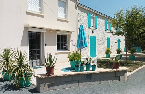 Saint-Hilaire-la-Palud Apartment | Studio 2 P in marshland, ideal for relaxation with swimming pool, rowing boat, bicycles in park.
