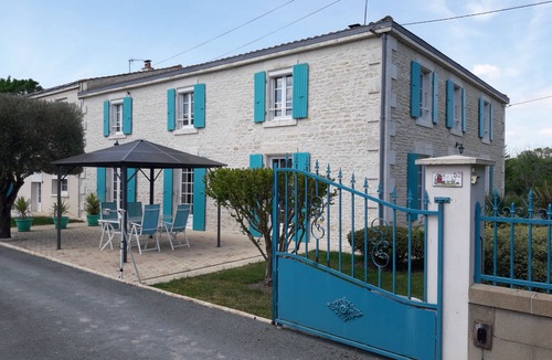 Saint-Hilaire-la-Palud Apartment | Studio 2 P in marshland, ideal for relaxation with swimming pool, rowing boat, bicycles in park.