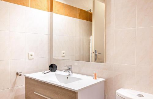 Saint-Raphael Apartment | Studio 2 pers climatisé, proche plage et commerces, WiFi - FR-1-466A-24