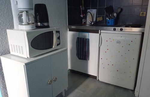 Cimetiere de l'Est Apartment | Studio 20 m2 with small private terrace.