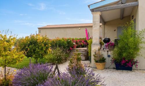 Cabrieres-d'Avignon Apartment | Studio accueillant avec piscine à Cabrières-d'Avignon 40 m²