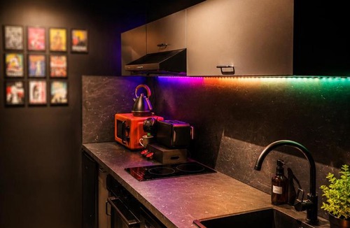 Hennebont Apartment | Studio ambiance Ciné privé - Confort, WIFI, Parking - Proche Lorient, voie express & Plages
