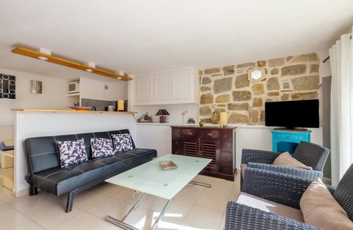 Mandelieu-La-Napoule Apartment | Studio Apartment 'Rez-de-villa Avec Piscine' with Sea View, Shared Pool and Wi-Fi