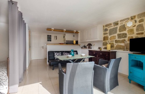 Mandelieu-La-Napoule Apartment | Studio Apartment 'Rez-de-villa Avec Piscine' with Sea View, Shared Pool and Wi-Fi