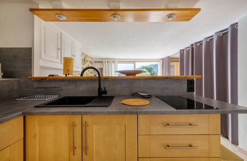 Mandelieu-La-Napoule Apartment | Studio Apartment 'Rez-de-villa Avec Piscine' with Sea View, Shared Pool and Wi-Fi