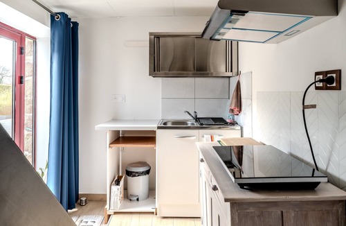 Sens-de-Bretagne Apartment | Studio Apartment 'Les Mesliers' with Shared Terrace, Shared Garden and Wi-Fi