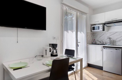 Hanvec Cottage | Studio Apartment '1' with Private Terrace, Shared Garden and Wi-Fi