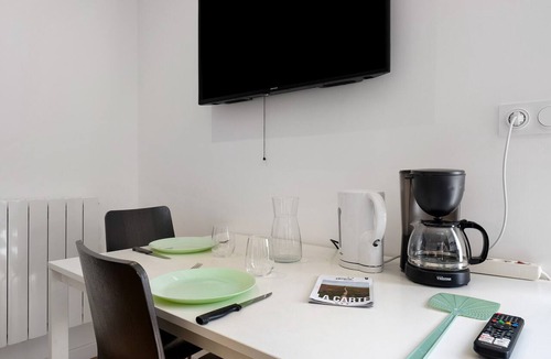 Hanvec Cottage | Studio Apartment '1' with Private Terrace, Shared Garden and Wi-Fi