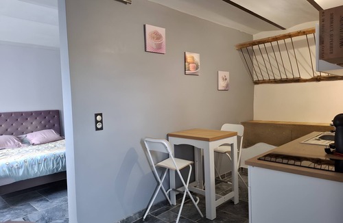 Rasteau Apartment | Studio Apartment 'Avec Vue Piscine' with Shared Pool, Private Terrace and Wi-Fi