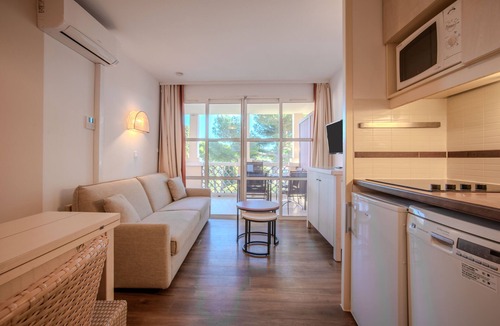 Cap Esterel Apartment | Studio Apartment 'Cap Esterel' with Mountain View, Shared Pool and Air Conditioning