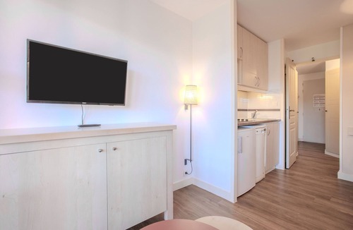Cap Esterel Apartment | Studio Apartment 'Cap Esterel' with Mountain View, Shared Pool and Air Conditioning