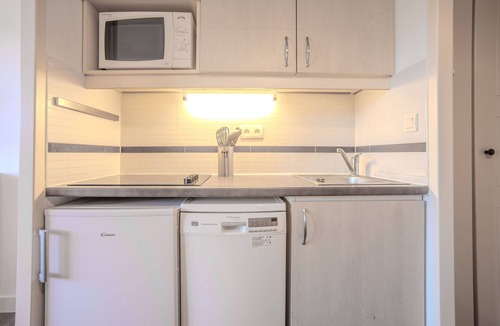 Cap Esterel Apartment | Studio Apartment 'Cap Esterel' with Mountain View, Shared Pool and Air Conditioning