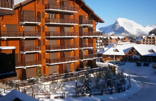 La Joue du Loup Apartment | Studio Apartment 'La Joue Du Loup' with Mountain View, Shared Pool and Shared Garden