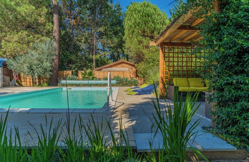 Saumos Apartment | Studio Apartment 'La Maisonnette En Bois' with Private Terrace and Private Garden
