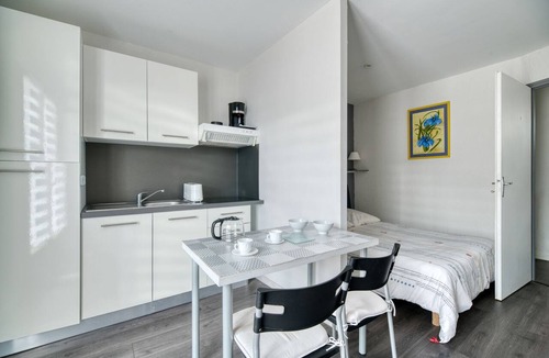 Lherm Apartment | Studio Apartment 'Le Laurier' with Private Terrace, Shared Garden and Wi-Fi