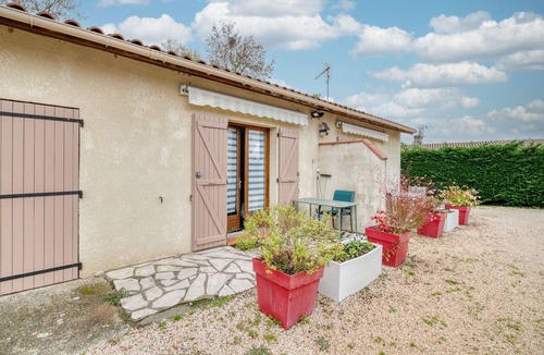 Lherm Apartment | Studio Apartment 'Le Laurier' with Private Terrace, Shared Garden and Wi-Fi