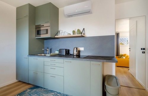 Speracedes Apartment | Studio Apartment 'Soleil Et Palmiers' with Shared Pool, Wi-Fi and Air Conditioning