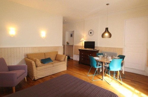 Bagneres-de-Luchon Apartment | Studio au centre avec ascenseur et animaux admis - FR-1-313-163
