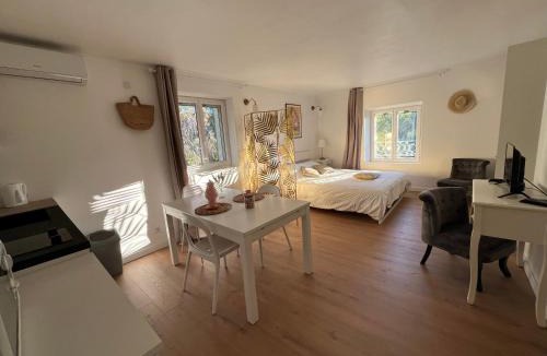 Le Plan-de-Grasse Apartment | Studio au dernier étage d'une bastide grassoise