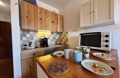 Le Brusc Apartment | Studio cabin in Brusc, near sea, sleeps 4