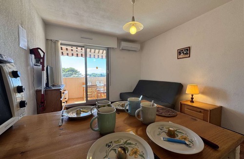 Le Brusc Apartment | Studio cabin in Brusc, near sea, sleeps 4